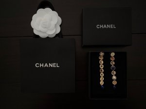 Chanel 蓝珠长圆片耳坠 Zp材质 精工制作 无与伦比的奢华和视觉震撼 不用担心设计夸张 佩戴效果绝对美爆了 走秀爆款 这款真的不能错过 果断自留