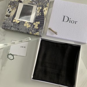 Dior 藤格纹长巾～黑色 采用藤格纹图案装饰，自 1947 年以来，Dior一直以此图案作为知性典雅的象征。70*200cm 100%真丝 原单品质