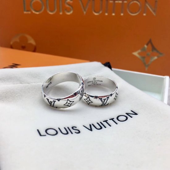 潮牌LOUIS VUITTON 路易威登，经典男女款四叶草戒指，12-24双数码，有少量，重约6.8克 - Click Image to Close