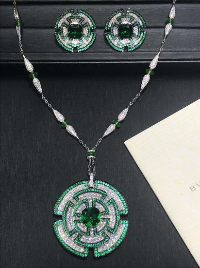 BVLGARI 宝格丽精工大绿饼项链 火爆 宝格丽 圆饼项链 正P售价七位数 以上。高端定制 加厚18K金层，做到视觉媲美真金真钻超美单品 精工制作 好货请珍惜 项链 耳环 - Click Image to Close