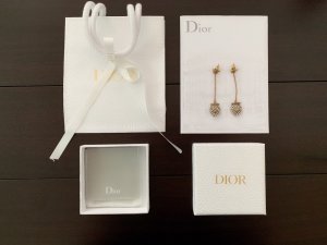 Dior 最字母满钻爱心长耳吊 zp一样材质 黄铜施华洛世奇水晶定制 logo 清晰可见 做工精良 色彩超级洋气百搭