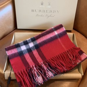 Burberry 双面金属丝羊绒围巾，金银丝与羊绒完美的组合 一面素色金属丝一面经典格纹 创新又不失经典 30*168cm 100%羊绒