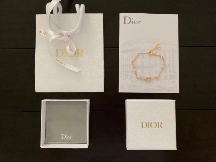 Dior cd镶钻手链 迷你cd字母 zp打造 小巧精致 低调奢华 满足各种服装搭配 这款个人非常喜欢 佩戴时尚简约不夸张 却效果很赞 精致设计绝对是百搭单品 - Click Image to Close