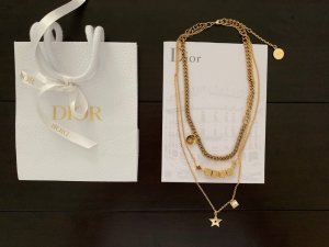 Dior 绝对爆款 骰子系列多层项链 zp一样黄铜材质 这款看图就知道非常重工 小配件特别多 每根链条的搭配都有讲究 这种多层叠戴的项链 遇到一定要拿下 因为真的超级好看 因为工艺复杂 所以出货很慢 千万不能犹豫 一年四季 你想怎么搭配都可以