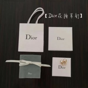 Dior 花托珍珠耳钉 做工细腻 一改夸张的大珍珠路线 回归优雅 低调中奢华[嘴唇] zp打造 复刻logo 纯银防过敏耳针 足以体现它的质感 高端定制版