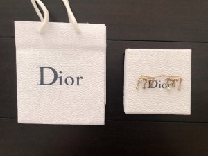 Dior 绝对爆款 左右不对称 流苏耳钉 zp一样黄铜材质 设计精美 经典元素点缀 做工精良 最关键的超级洋气百搭 搭配各种露肩服饰 洋装晚礼服绝对美爆 这款做工也是很费时 所以喜欢一定早下手 众多网红主播达人单品