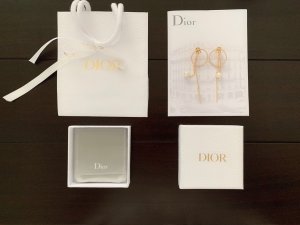 Dior 珍珠线条耳钉 经典简约线条流苏耳钉 延续了以往系列的精髓 再加上标志性字母元素 整体搭配起来的效果 非常简约干练 贯穿这个设计的链条和圆环设计 更增加了灵动 这款可是爆款哦 美得东西大家都喜欢 这款真的要入手