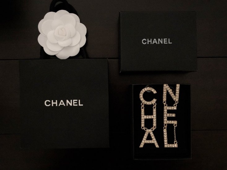 Chanel 重磅推荐 绝对美物 链条字母耳坠 通体镶嵌 Zp材质 精工制作 无与伦比的奢华和视觉震撼 不用担心设计夸张 佩戴效果绝对美爆了 日常佩戴都完全ok 这款真的不能错过 果断自留 - Click Image to Close