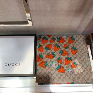 Gucci 草莓披肩 以俏皮可爱的方式演绎经典的Gucci图案，匠心点缀红粉两色草莓印花，打造奇趣灵动的造型 130*130cm 85%莫代尔15%真丝