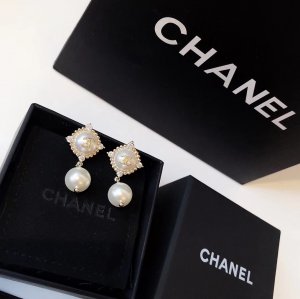 Chanel Chanel 2019年上市 菱形珍珠耳钉 精选原版一致黄铜材质搭配纯银针 精工雕刻原版比例 美美哒