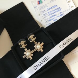 Chanel Chanel纪念款 19 施华洛世奇水晶方钻大号 耳钉 原版一摸一样的原单货 每一个细节媲美专柜正品，业内仅此一家全世界专柜自购正品打版 百搭大方 S925银针上耳超 nice