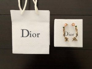 Dior 重磅推荐 复古金属耳夹 燕子藤纹 这款看到第一眼就非常喜爱 复古金色超级百搭 个性时尚 粉色和绿色石头点缀 更加靓丽青春 超级好看 这款缠耳耳夹设计 非常服帖 佩戴超级美