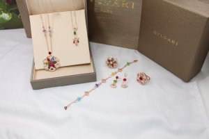 BVLGARI 宝格丽新品旋风彩宝项链。亚金镀金款镶嵌八心八箭高碳锆石 小扇子调节链尾 超级靓丽的一款项链 上身大气不张 项链