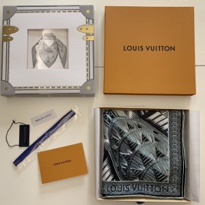 Louis Vuitton 克莱斯勒大厦～黑灰 90*90cm 100%真丝 克莱斯勒大厦的装饰艺术风尚为 Louis VuittonBuildings 方巾描绘底色，经由提花工艺与喷墨技术映现细腻花纹 原单品质