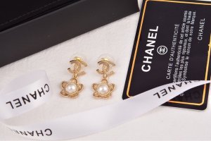 新年美超推荐Chanel 【原单品质】NEW Chanel 珍珠 花朵耳钉 热销款 市面最高版本！专柜1:1款式开模 925纯银针 专柜原版同亚金材质！Chanel经典Logo香奈儿山茶花 女神必备