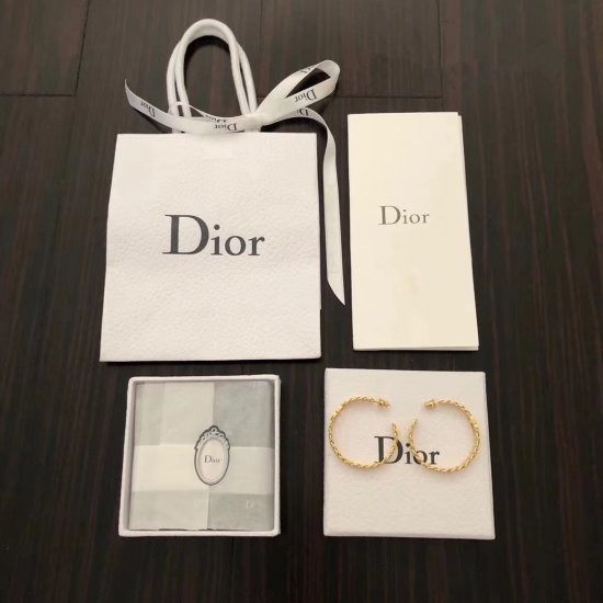 Dior ！！！镂空螺纹耳圈 黄铜材质 原版复制 一丝不苟 颜色相当漂亮 工艺更是赞 每一处细节精工制作 看图片就能看出品质 看似简单 工艺却不简单 一定要自留 - Click Image to Close