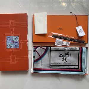 Hermes140披肩采用经典山羊绒和真丝混纺面料，柔软轻盈，佩戴方便，它是寒冷时分和微冷夜间的理想伴侣，为您提供呵护。 小型马车～浅蓝，140*140cm，70%羊绒30%真丝，原单品质