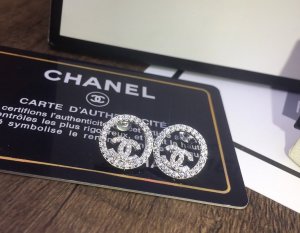 CHANEL 圆形双C镂空耳钉 亚金电镀白金工艺 镶嵌进口仿真钻香奈儿代表的是一种风格、一种历久弥新的独特风格Chanel走高端路线，时尚简约、简单舒适、纯正风范流行稍纵即逝，风格永存，依然是品牌背后的指导力量