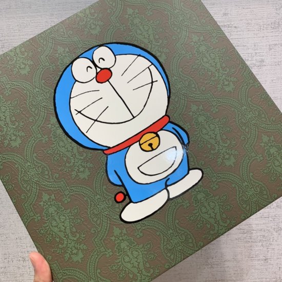 Doraemon x G联名真丝方巾 哆啦A梦来了，带着未来的梦想来了。他的四次元口袋里有惊喜，有祝福，更有满满的爱与勇气 Gucci 90*90cm 100%斜纹真丝 全新哆啦A梦包装 - Click Image to Close