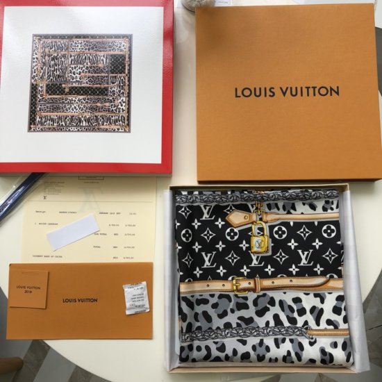 Louis Vuitton 皮带豹纹～黑白 90*90cm 100%斜纹真丝 原单品质 - Click Image to Close