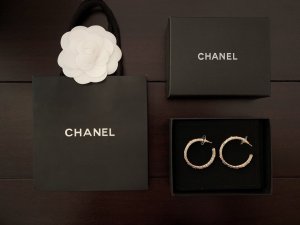 Chanel 菱形◇格子+内圆双面耳圈 Zp黄铜材质 原版复制 一丝不苟 颜色相当漂亮 工艺更是赞 正面是非常大气的菱形格子 内圈是一排点缀 360度无死角 一定要自留