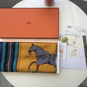 材质升级 温暖升级 手感更细腻 Hermes 140*140cm 65%羊绒35%真丝 原单品质[玫瑰][闪电][礼物][礼物] 骏马披挂