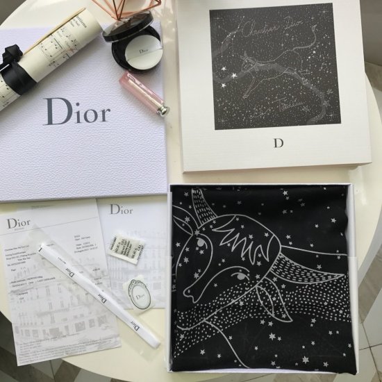 Taurus 金牛座4.20-5.20 Dior 136*136cm 70%羊毛30%真丝 黑白经典配色勾勒出夜空中最美的星座图案 梦幻静谧 原单品质 - Click Image to Close