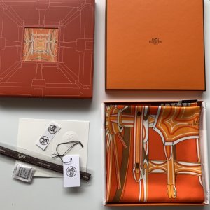 Hermes 100%斜纹真丝 90*90cm 手工卷边 原单[玫瑰][玫瑰]法厄同之轮～橙色