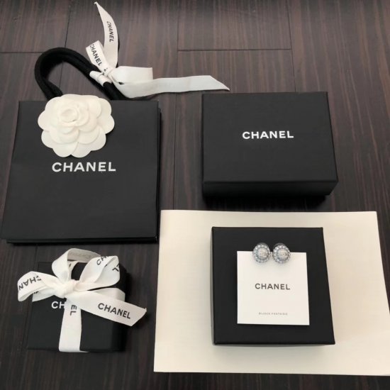 Chanel 半球满钻耳钉 这款真的超喜欢 做工超级复杂 颜色搭配非常漂亮 低调奢华 日常佩戴非常合适 名媛范十足 佩戴效果赞 - Click Image to Close