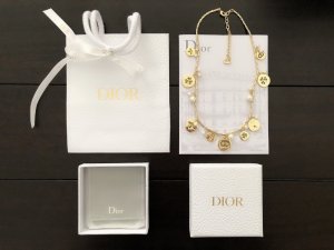 Dior 9片圆盘短项链 这款设计处处暗藏秘密 小圆部分采用经典元素点缀 加上透灰 非常的经典时尚 简约但是大牌感迎面扑来 这款必须入手 绝对白搭潮品 佩戴效果超级美