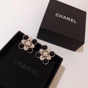 Chanel Chanel 2019年上市 专柜同步上新 黑白珍珠耳钉 撞色设计风格非常完美 新品百搭个性 精选专柜一致材质搭配s925银针 潮流推荐