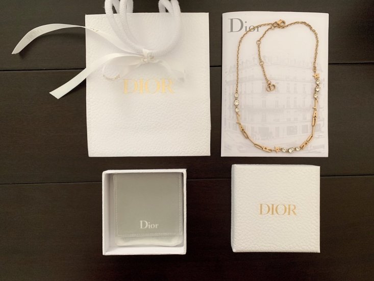 Dior 绝对的美物！！ja活动字母项链 zg一比一材质 精工之作 zp黄铜材质 相当的个性时尚 也是超级百搭 整体设计非常有层次灵动 这种项链本身就是潮单酷范十足 平时搭配休闲装都很加分 喜欢一定早早下单 - Click Image to Close