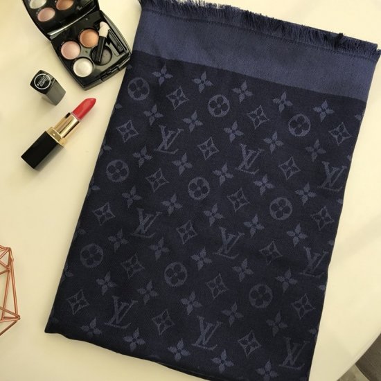 Louis Vuitton 原单好货 140*140cm 整体印有monogram 图案 少有的经典之作 60%真丝 40%羊毛 赋予这款细腻柔软的手感 素色字母～藏青 - Click Image to Close