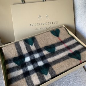 Burberry with love 系列 冬日臻爱献礼 为爱准备的 纯羊绒材质 抵御寒冷 柔软的触感 浓浓暖意来袭 精致的爱心图案设计 别致 专柜最新包装 送礼佳品 30*168cm