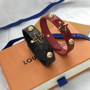 LV blooming 手镯 Blooming 手镯巧妙地将路易威登元素共冶一炉：Monogram 帆布映衬出 Monogram 花卉的金属光芒，传统行李箱风格饰钉细致镂刻经典标识，追忆品牌制箱传承。