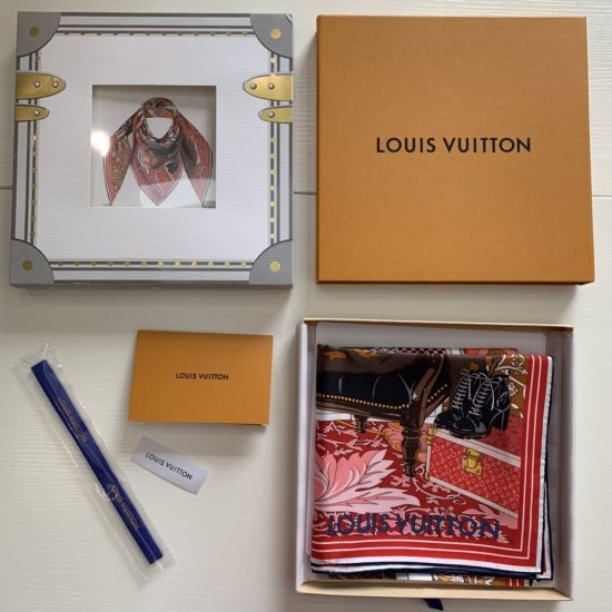 Louis Vuitton 梦幻衣橱～红色 90*90cm 100%斜纹真丝 繁复的丝印图案挥洒浓郁色彩，描绘一只装满Louis Vuitton鞋履、手袋及配饰等经典设计的梦幻衣橱 原单品质 - Click Image to Close