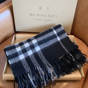 Burberry 双面金属丝羊绒围巾，金银丝与羊绒完美的组合 一面素色金属丝一面经典格纹 创新又不失经典 30*168cm 100%羊绒