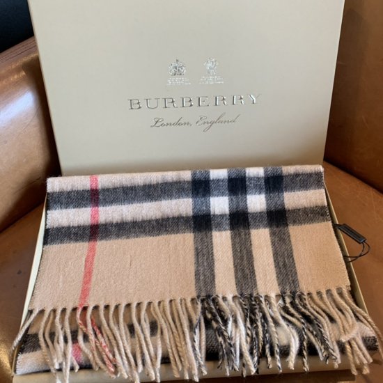 Burberry 双面金属丝羊绒围巾，金银丝与羊绒完美的组合 一面素色金属丝一面经典格纹 创新又不失经典 30*168cm 100%羊绒 - Click Image to Close