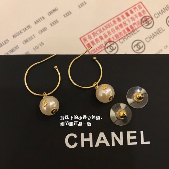 Chanel香奈儿耳钉 Chanel珍珠耳钉耳环热销款 市面最高版本！专柜1:1款式开模 专柜原版！Chanel经典Logo珍珠 香奈儿耳钉女神必备 超级显脸瘦[爱心] - Click Image to Close