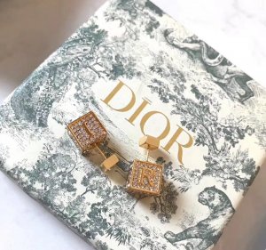 迪奥 dior 最新Lucky Dice系列满钻 方钻 骰子 耳钉 耳环 两用款 采用品 牌标志元素融合施 华 洛水晶 纯银针 简约率性 不仅显脸小 还很衬肤色 不会出错的人气单品