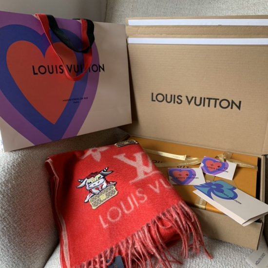 Louis Vuitton 牛年特定版 本款 将庆祝中国新年的生肖动物与品牌标志性元素进行了趣味融合。由柔软的纯山羊绒制成，饰有对比色大尺寸 Monogram 图案。以牛和铃铛贴饰展示生肖主题，硬箱图案则向路易威登制箱传统致敬，45*190cm，100%羊 - Click Image to Close