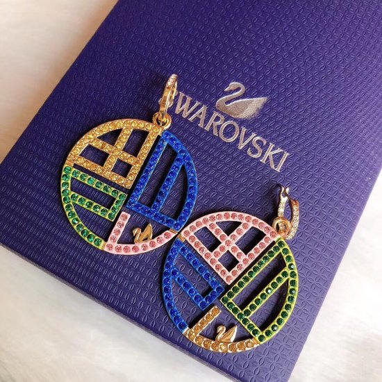 施华洛世奇 Swarovski 福 到新年系列 彩钻 耳环 这款在金色圆形装饰的衬托下，四色彩石 更显生动抢眼，「福」字图案则寓意为佩戴者带来好运。年底必入单品 优雅大气 - Click Image to Close