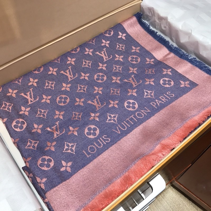 Louis Vuitton 字母牛仔～粉蓝 140*140cm 材质：60%真丝40%羊毛 这款奢华的Monogram Denim披肩注重细节，极具女性气质，是日常使用的理想产品。周身印有Monogram图案，标志的Louis Vuitton图案装饰