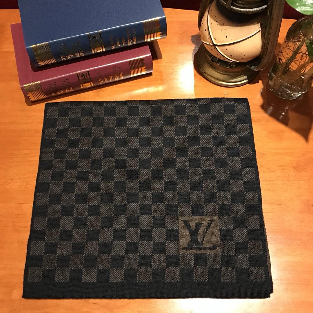 Louis Vuitton 男士围巾 30*168cm 100%羊毛 这款柔软的针织围巾以休闲的手法诠释了Louis Vuitton经典的棋盘图案，温暖和时尚共存 秋冬最佳选择 棋盘格子～咖啡