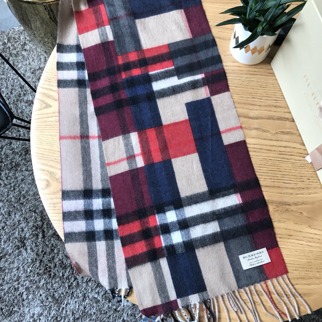 Burberry 拼色格纹围巾 原单品质 30*168cm 100%羊绒 亮丽的色彩 错落无序的格纹 舒适的材质 让人爱不释手 情侣款～