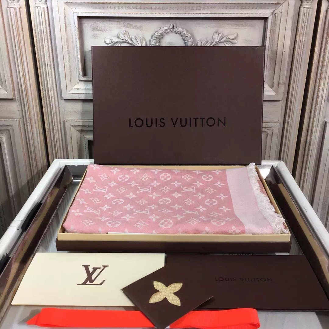 Louis Vuitton 原单好货 140*140cm 整体印有monogram 图案 少有的经典之作 60%真丝 40%羊毛 赋予这款细腻柔软的手感 字母提花～粉色