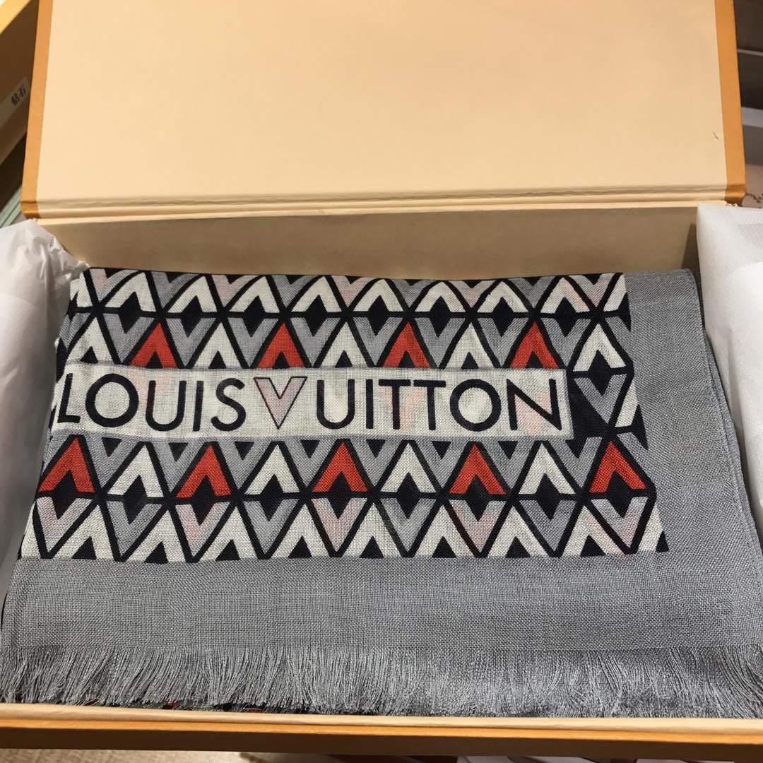 Louis Vuitton 钻石～咖啡 110*200cm 70%羊毛30%真丝 柔软、保暖而时尚的羊毛双面围巾，将Louis Vuitton的V字图案变为色泽亮丽的钻石花纹，打造充满活力的现代造型