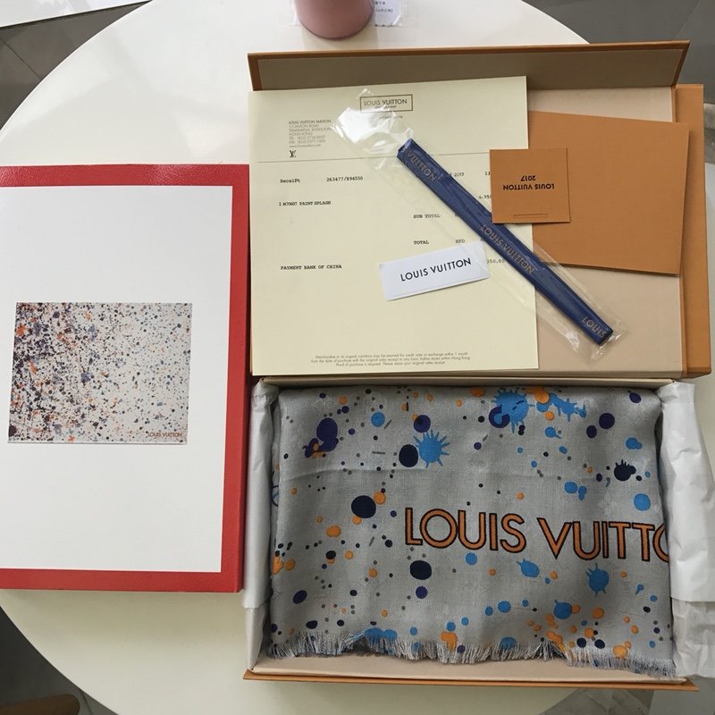 Louis Vuitton 【油漆飞溅～米灰色 】195*126cm 70%羊毛30%真丝 专柜品质。随手一挥 星星点点不同色彩呈现出一幅随意的图案