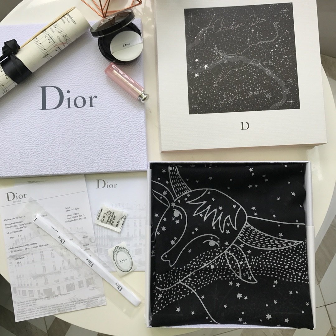 Taurus 金牛座4.20-5.20 Dior 136*136cm 70%羊毛30%真丝 黑白经典配色勾勒出夜空中最美的星座图案 梦幻静谧 原单品质