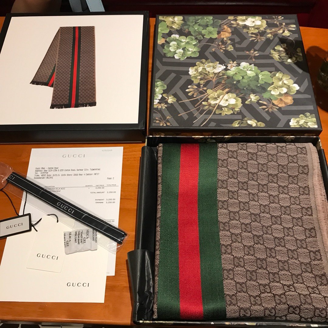 Gucci 织带围巾 经典的双G标志，极具辨识度的条纹织带 简约大气 37*180cm 80%羊毛20%真丝 原单品质